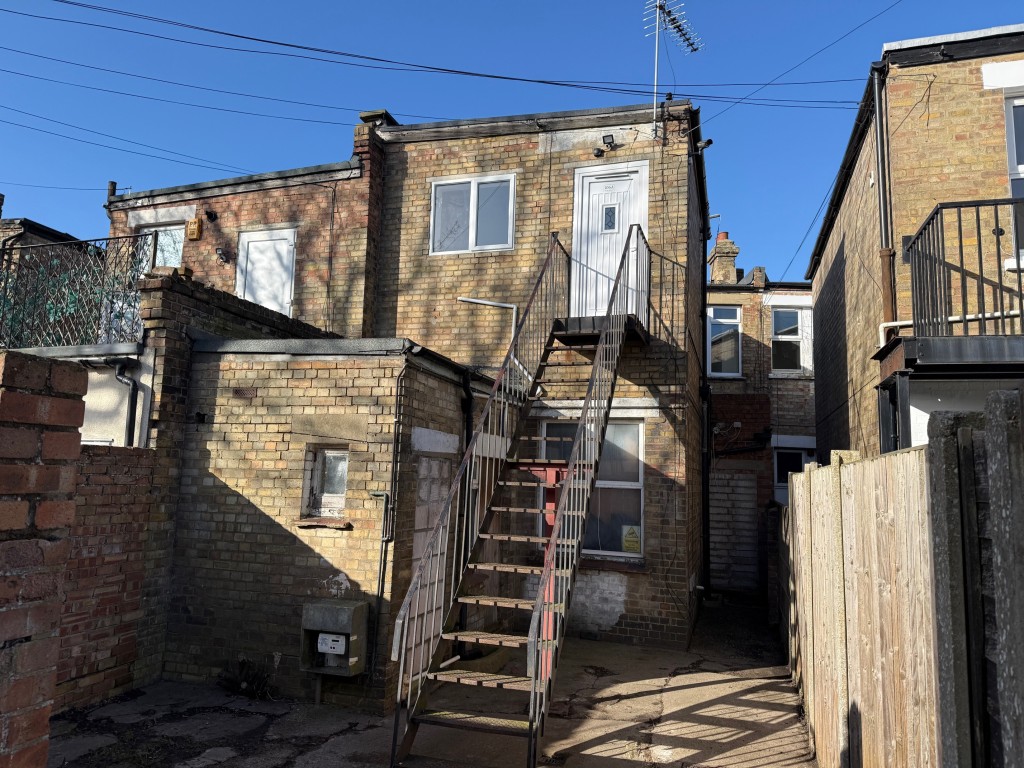 Lot: 63 - COMMERCIAL INVESTMENT WITH VACANT FLAT ABOVE - Yard and entrance to the flat at the rear of the building